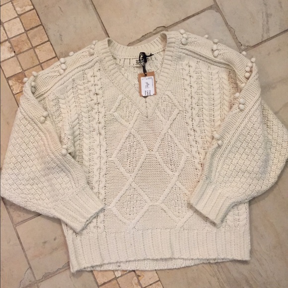 Gorgeous Cream Sweater! NWT 🐰 - Picture 5 of 7